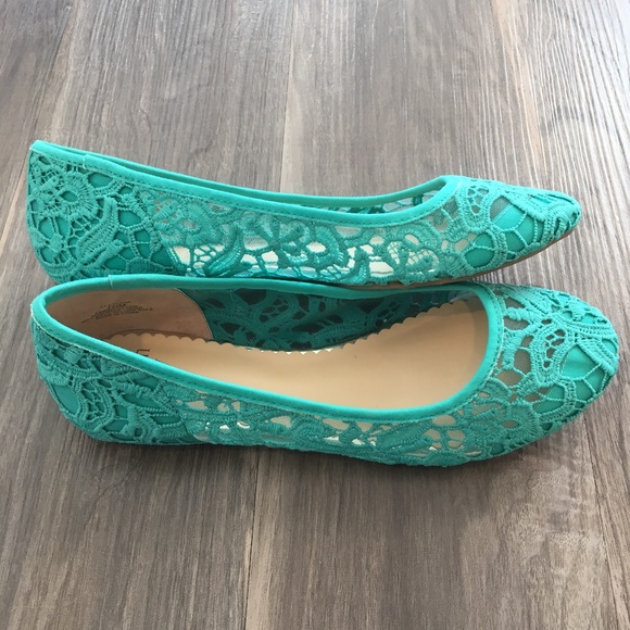 *SOLD* Crown & Ivy Flats - Picture 4 of 8